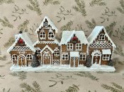 Pepparkakshus på rad med belysning