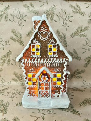 pepparkakshus med batteribelysning