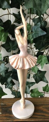 ballerina med ljusrosa klänning